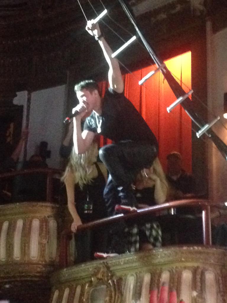 _itsjessnels's tweet photo. @Timeflies definitely cal on the balcony in chi, #lasercock , summerfest, and this dope pic from elon ❤️❤️ http://t.co/SkX2LYZUb9