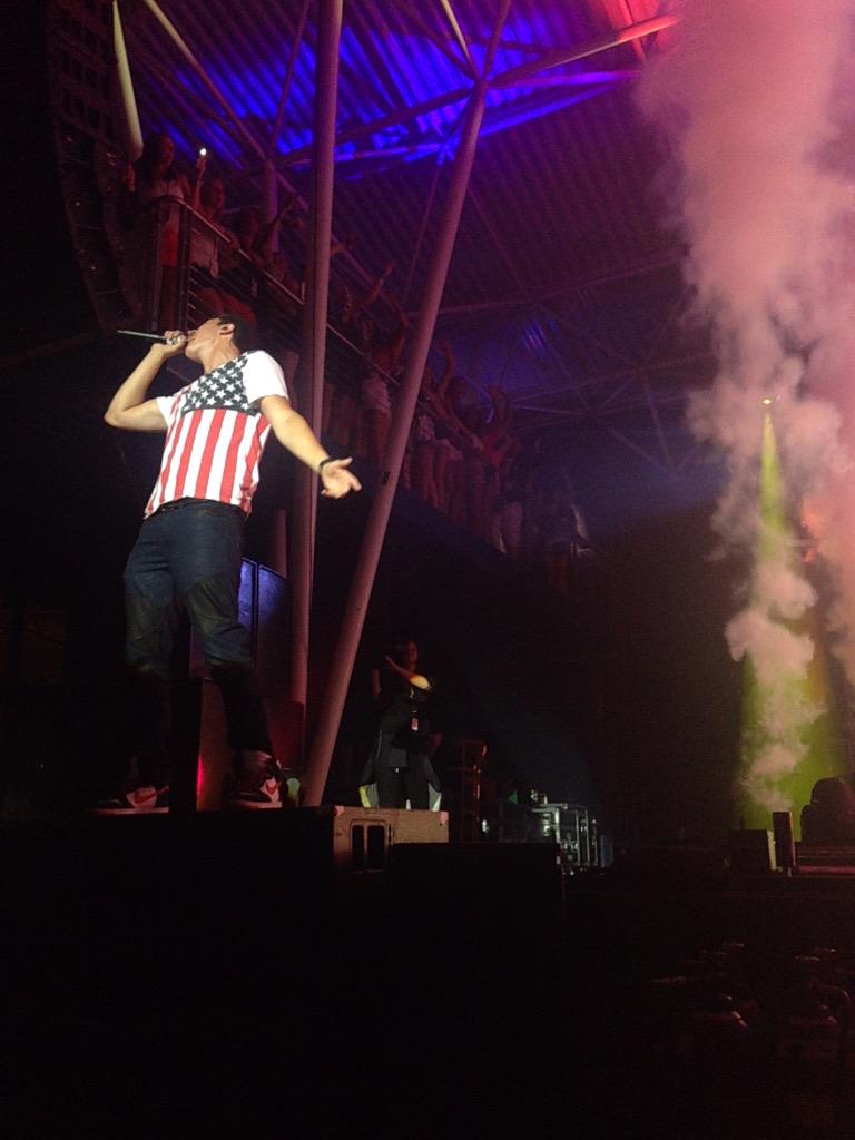 _itsjessnels's tweet photo. @Timeflies definitely cal on the balcony in chi, #lasercock , summerfest, and this dope pic from elon ❤️❤️ http://t.co/SkX2LYZUb9
