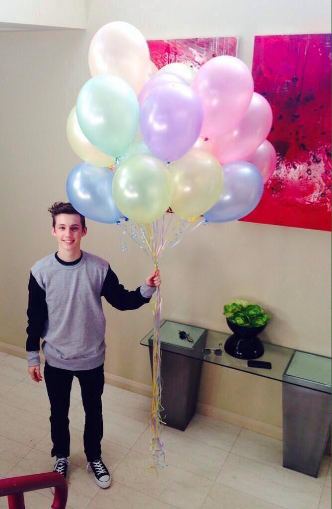 HAPPY BIRTHDAY TROYE SIVAN 18! ILYSM HAVE A FAB DAY BAE 