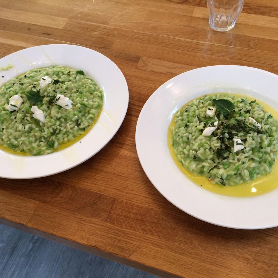 BenchmarkAdv's tweet image. Cooking with @patrickdrake this evening... #risotto #hellofresh