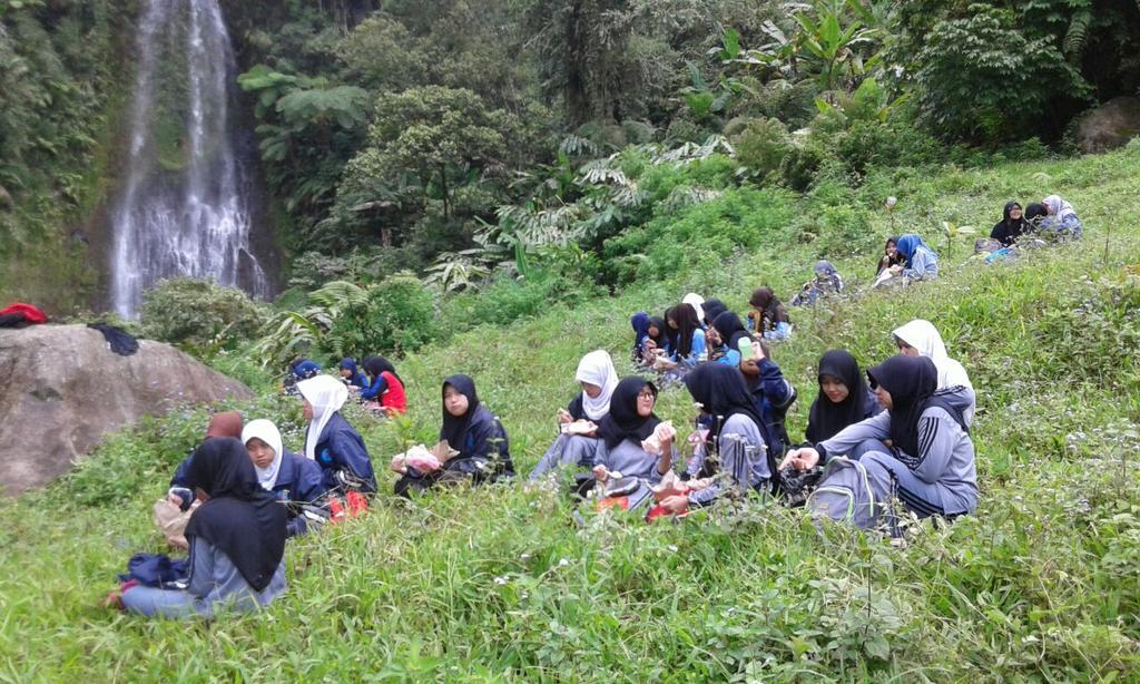 dodi_alwahid's tweet photo. Selepas menikmati dingin dan jernihnya air #CurugCadasNgampar Alwahidians menikmati makan siang. @OSISALWAHID http://t.co/5lSLIX3vQn