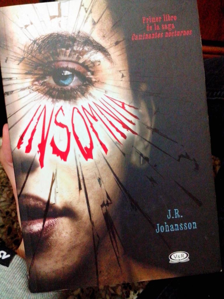 FireMuttBody_'s tweet photo. Hola ✌vengo a presumir mi libro! http://t.co/c3XINJI6yb