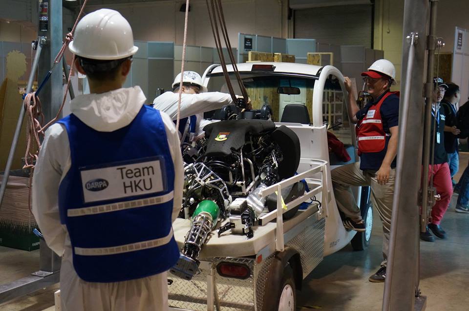 tommyhuhuhu's tweet photo. Robot Transport! #TeamHKU #DARPADRC http://t.co/YZDzRW2uWu