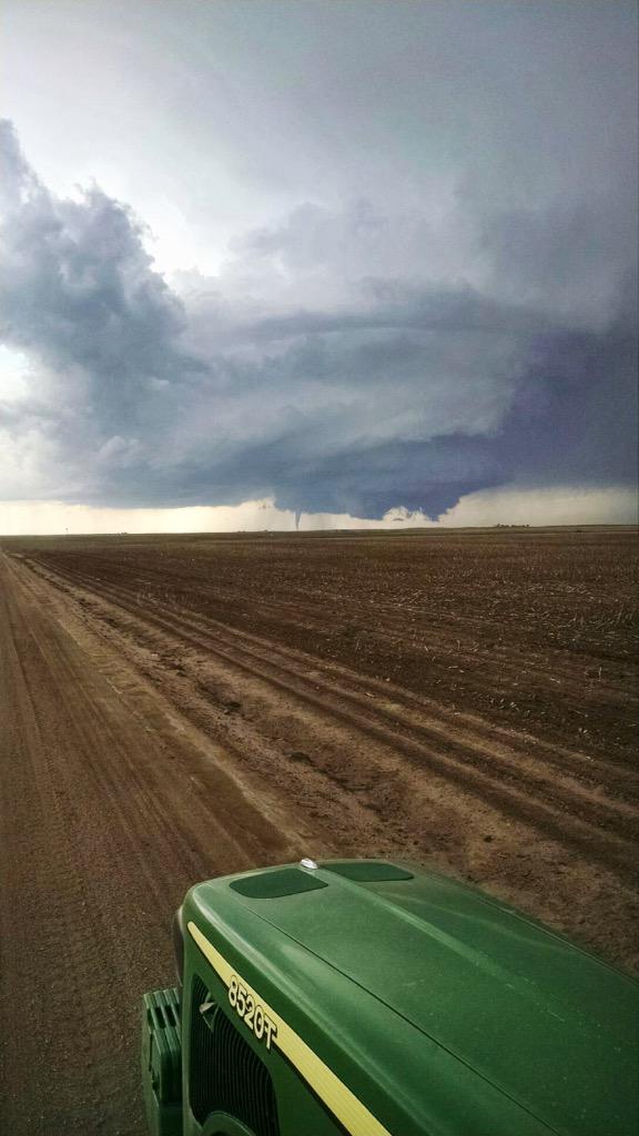 jennazeorian's tweet photo. Boyfriend has an interesting #plant15 view this evening in eastern Colorado. #Tornaders #COWX http://t.co/yc00qdZScz