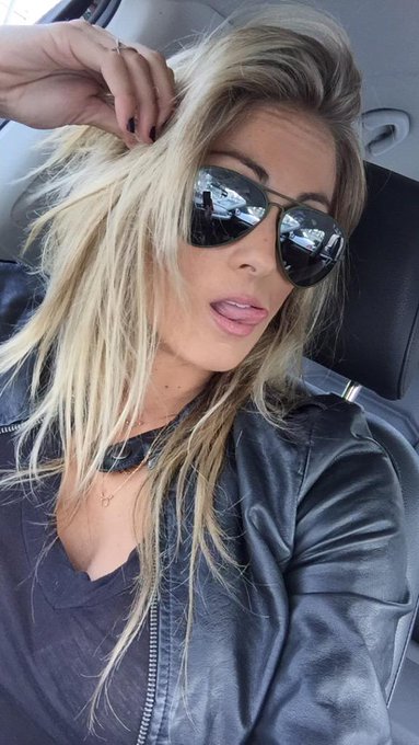 I CANT. #traffffuck #CMAawards http://t.co/SiMN8UXeUO<a href="/tag/traffffuck"class="tags">#traffffuck</a><a href="/tag/cmaawards"class="tags">#CMAawards</a>