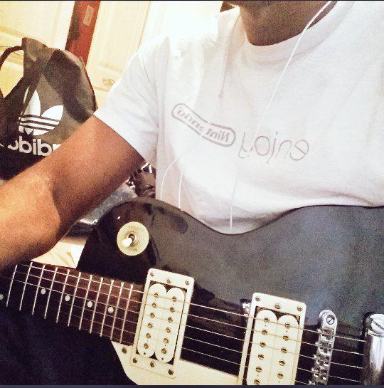 IArthur_Guitar's tweet photo. Just love the sound of LP guitars  😍#MusicFriday http://t.co/h2NP1JJeGr