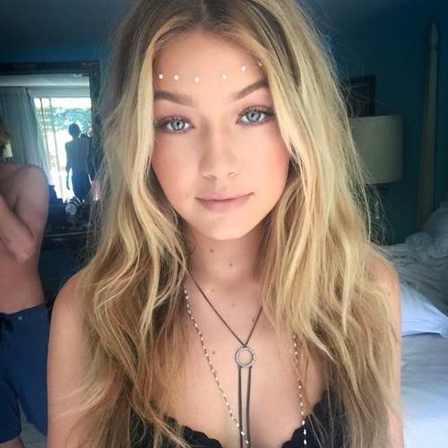 This subtle face paint is beautiful for a festival look! #festivalfashion