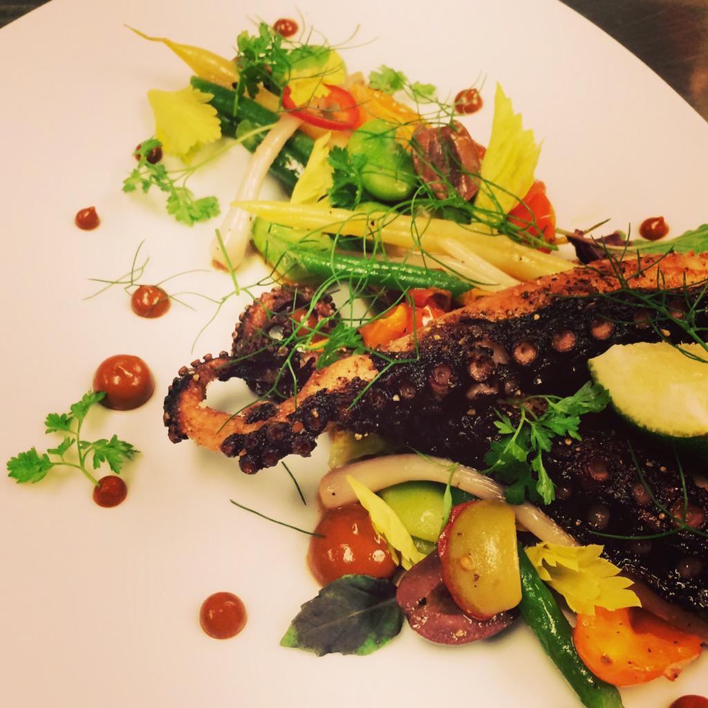 chefdg66's tweet photo. Charred #octo #summerbeans #romesco #chefdgross #chefkcallaway #sociopass #AtlantaEats #eatyourveggies @CookHallATL http://t.co/UWV9V62hcG