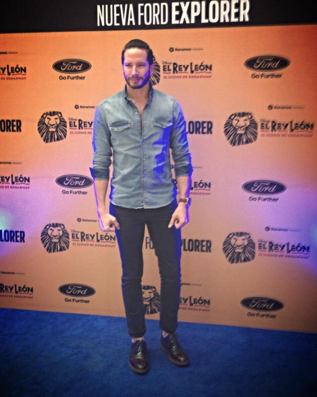 RocaCuevas's tweet photo. En la alfombra azul del #ElReyLeon #exploratusorigenes #mexicocity #disney http://t.co/qFsTFYudtK