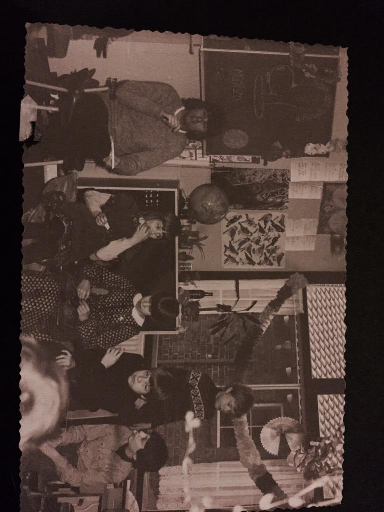 SkyFox479180's tweet image. “@Bommelb: Mijn idool toen ik 10 was zat naast me in de klas. Ik haalde trots zijn kopje koffie RIP #albertwest http://t.co/mQvAgHFgML” 😥😥😥