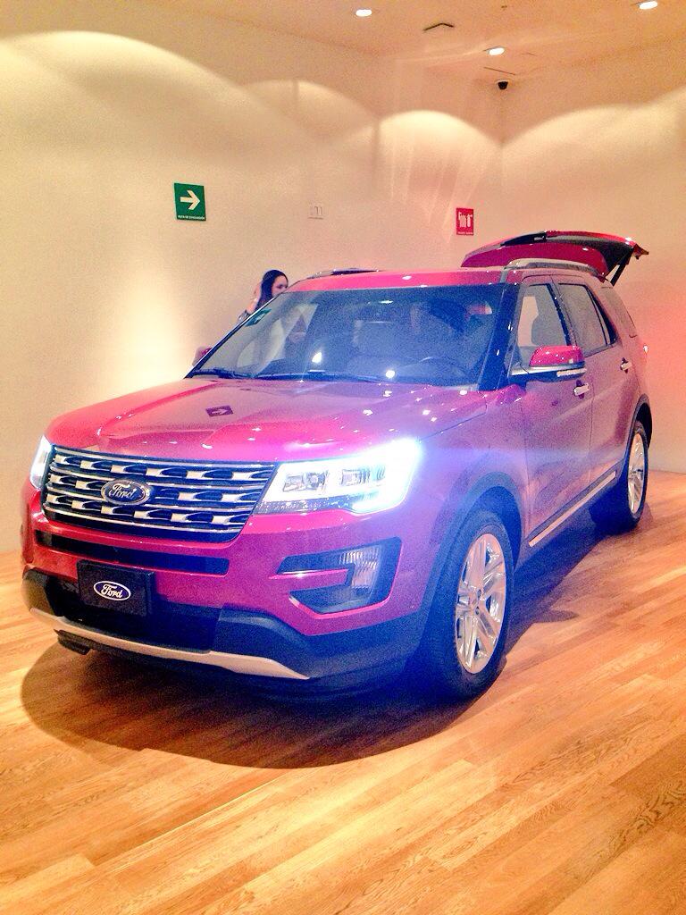 XCristianMoreno's tweet photo. @FordMx jura que con la nueva Explorer se pueden cargar hasta leones y atravesar cualquier jungla #ExploraTusOrigenes http://t.co/QyujQ3r2G5