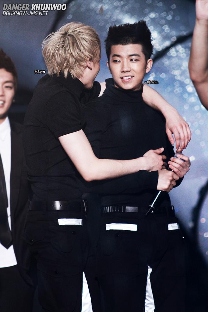 _khunfused's tweet photo. @KhunWoo0607 it's a khunwoo thing to just hug each other all the times ❤💙 #KWchallenge http://t.co/LPi0Qxj1Hn