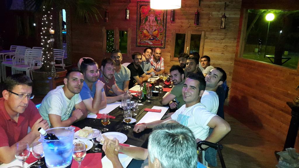 JMRMompo's tweet photo. Emotiva cena,cierre Temporada 2014/15. @CastellnovoCF @POLAK1979 @adriilopezroman @ArresN20 @mikialtura69 @MorroRafa http://t.co/gVrpHCVv7C