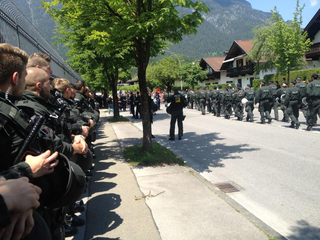 Das rote in der Mitte sind übrigens die Protestierenden vor dem Marshallzentrum in Garmisch. #G7