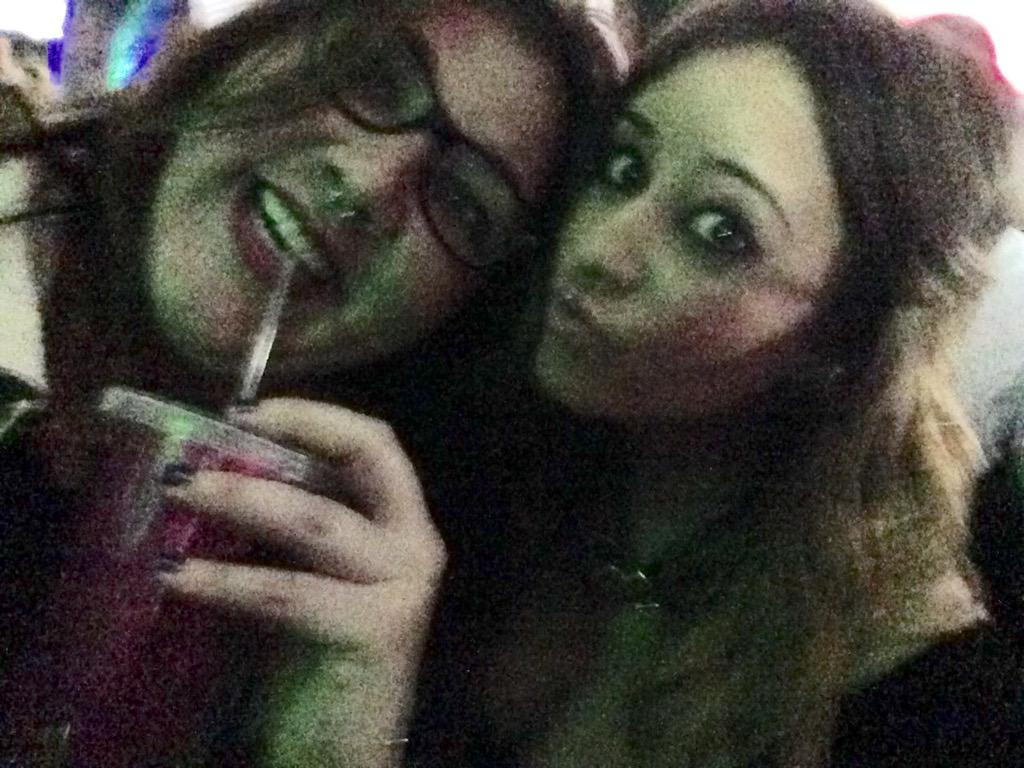 NuriaGrimaldi's tweet photo. Por y para siempre!TeQuieroMiNiña!❤️te lo compensaré, lo juro🙈🔝FelizCumpleañosMiPeliDelAlma!👏🏻❤️@anitabd21 http://t.co/UbYb72GR5H