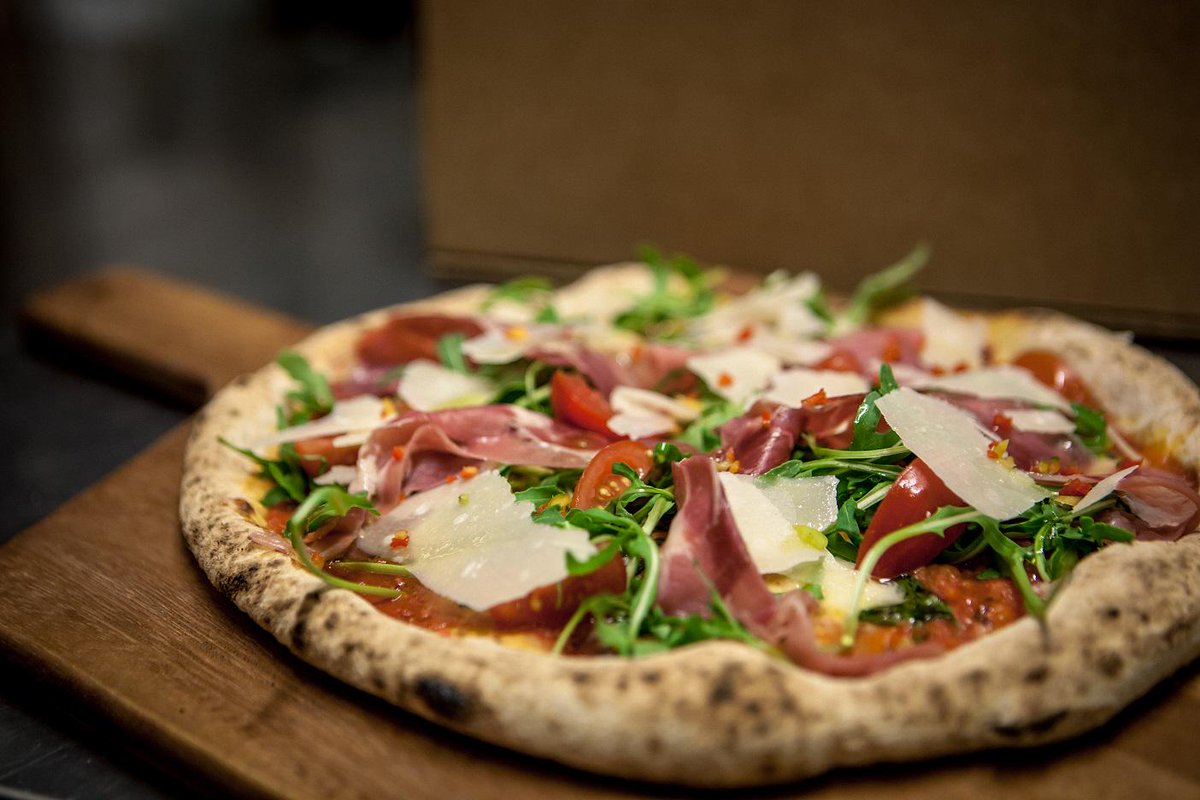 circlepizzaco's tweet image. MORNING! Share a £5 pizza for lunch with a mate = more money to get boozy! #pizzapriorities
