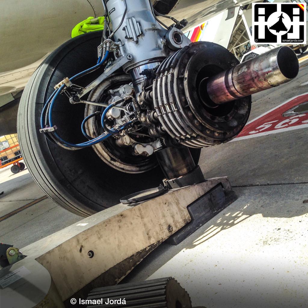 ismaeljorda's tweet photo. Cambiamos la rueda #4 y nos vamos a #volar 😃 http://t.co/7ysqcwQaxh