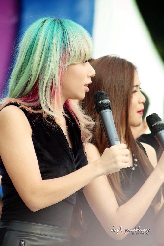 NovianaticSBY's tweet photo. #SharePict Leader @CherlyChiBi @mi_ChristyChiBi at Dahsyat 😊 * @CHERLYDERRR @ChristYersSmart http://t.co/JaA1dyznnG