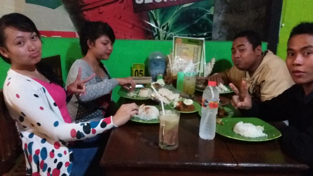 EykaAtiqa's tweet photo. Kangen makan bareng sm kalian... http://t.co/jLLFE88Gq4