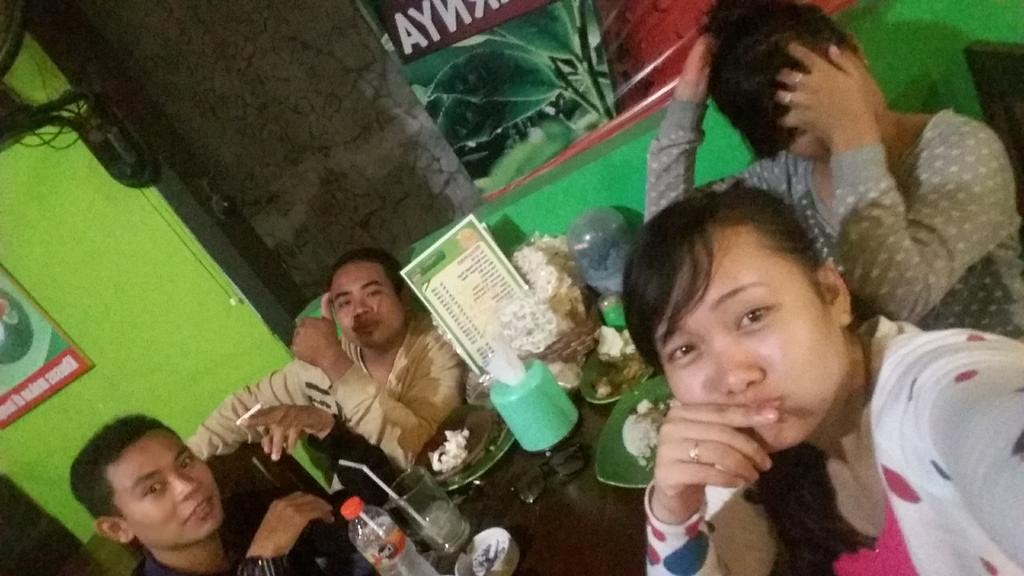 EykaAtiqa's tweet photo. Kangen makan bareng sm kalian... http://t.co/jLLFE88Gq4