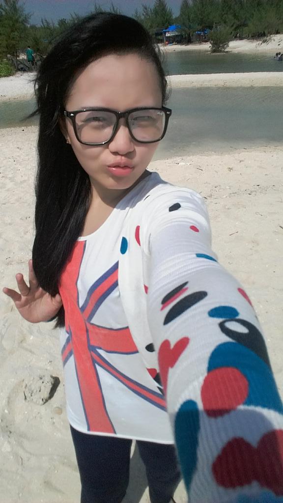EykaAtiqa's tweet photo. Pasir putih w/ ponakan😄😄😄 http://t.co/isAXu1ba9d