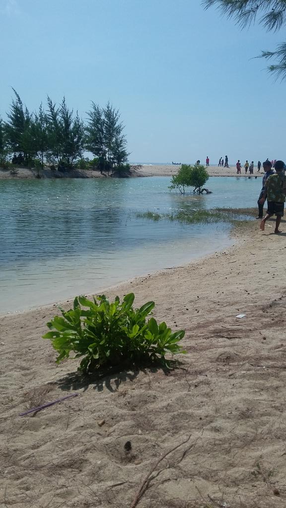 EykaAtiqa's tweet photo. Pasir putih w/ ponakan😄😄😄 http://t.co/isAXu1ba9d