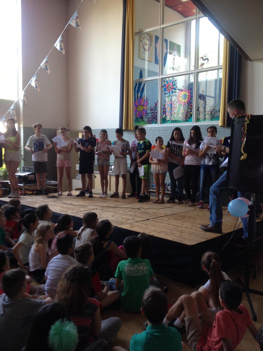 Eerst de kinderen van de bovenbouw! Mooie optredens! #afscheid #jufFemmie #west