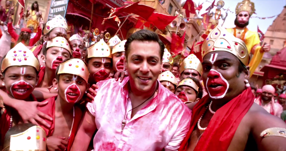BBThisEid's tweet photo. Q7. Watch Selfie Le Le Re here  http://t.co/jtzwJrdGzU  and tell us the line in this scene! 
#SelfieLeLeReOnRepeat http://t.co/aZs4LvvdWK