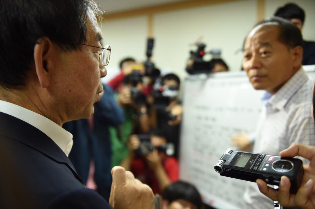 wonsoonpark's tweet image. 서울메르스 대책본부장 박원순입니다.

진실을 퍼트려주세요.
여러분의 카페트을 빌려주세요.
지금 진 공유(RT, 좋아요 등) 빚은 꼭 메르스  없는 서울로 갚겠습니다.

me2.do/F9ItJwPe