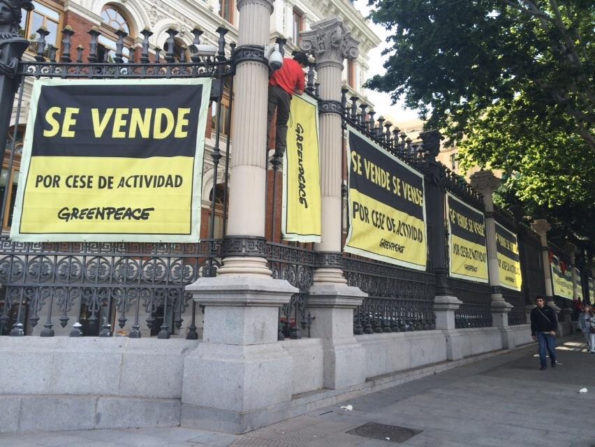 juralde's tweet photo. .@greenpeace_esp vuelve a acertar y pone en venta el Ministerio por"cese de actividad #DiaMundialdelMedioAmbiente http://t.co/M5zFhVTkpk"