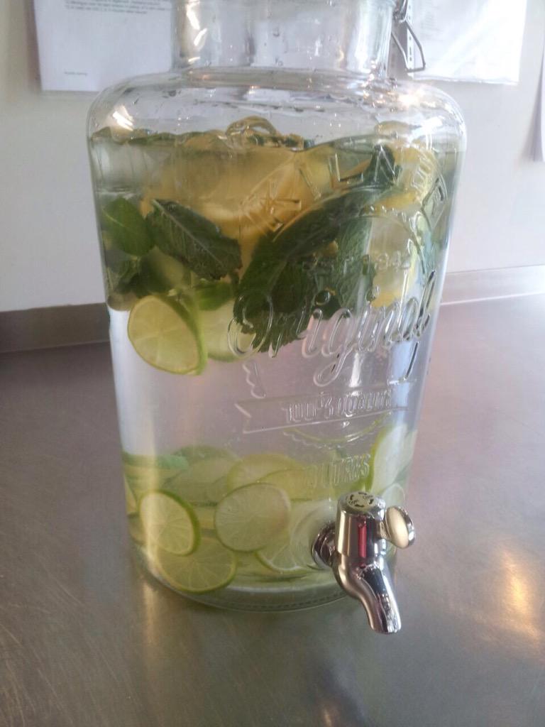 Afkoelen van de hitte? Dan kan op ons #terras met heerlijke zelfgemaakte #limonade kom #lunchen