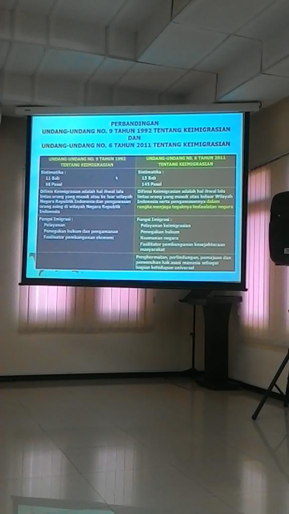 FORMATERAFHUB's tweet photo. Trdpt prbndingan antata UU 9 Tahun 1992 dengan pembaharuan di UU No 6 Tahun 2011 tentang Keimigrasian #KuliahImigrasi http://t.co/PgUEsg24JX