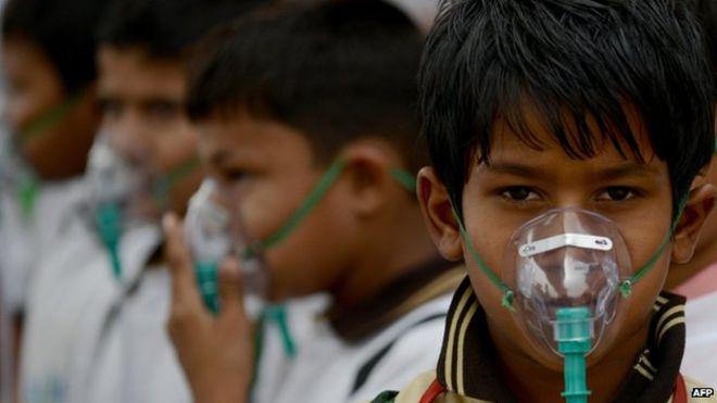 BBCNewsAsia's tweet photo. Delhi's dangerous pollution problem http://t.co/9TM7IpC6UQ (via @BBCVikas) http://t.co/chl7GMn6VT
