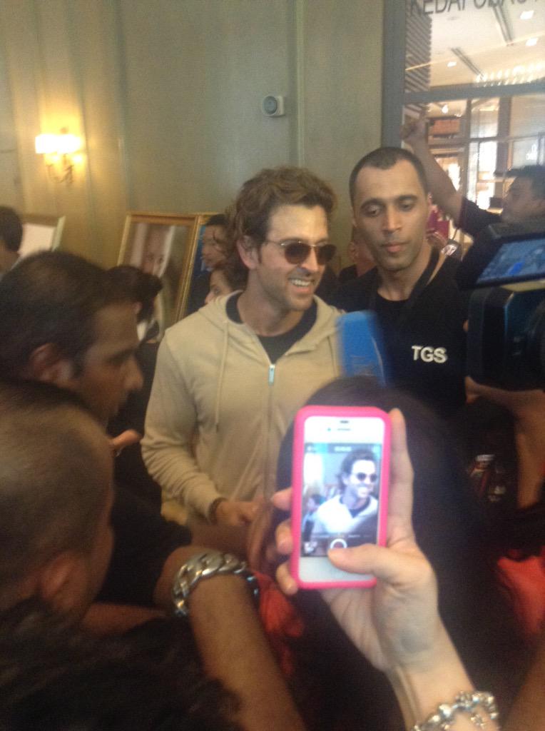 HrithikInspires's tweet photo. #FansClick: @iHrithik at Pavilion.Thanks Ima and Amyrita. http://t.co/8TysxwrplU