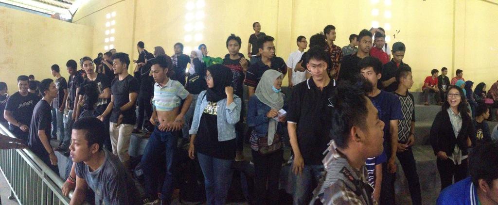 TEKPAL_UNDIP14's tweet photo. DIII &amp; S1 Teknik Perkapalan 2014 bergabung buat supporteran Siskom Futsal Cup! Terima kasih @Naval14Undip 😊 http://t.co/bCNL8lwAFX