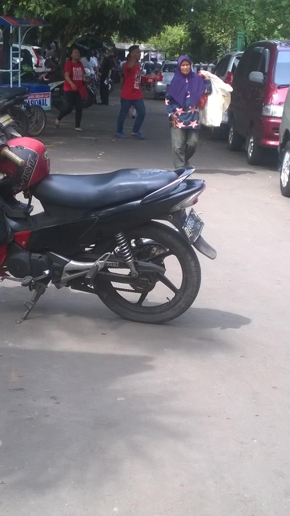 novalramsis's tweet photo. Yuk ikut berbagi manfaat tiap jumat RT @ariherbal: Lokasi berbagi nasi bungkus http://t.co/2znOaPMpzx