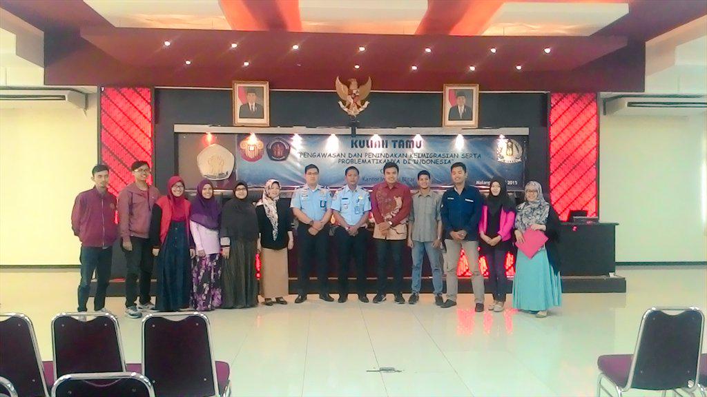 FORMATERAFHUB's tweet photo. Photo bersama perwakilan FORMATERA dengan pihak Imigrasi Kota Blitar #KuliahImigrasi http://t.co/9fOSVdA4Gs