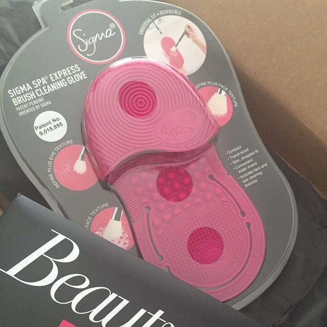 polishepolyglot's tweet photo. Just arrived! @sigmabeauty express brush cleaning glove. Will be reviewed soon #makeupbrus… http://t.co/2aEZriGKGV http://t.co/w7N8KgLyzi