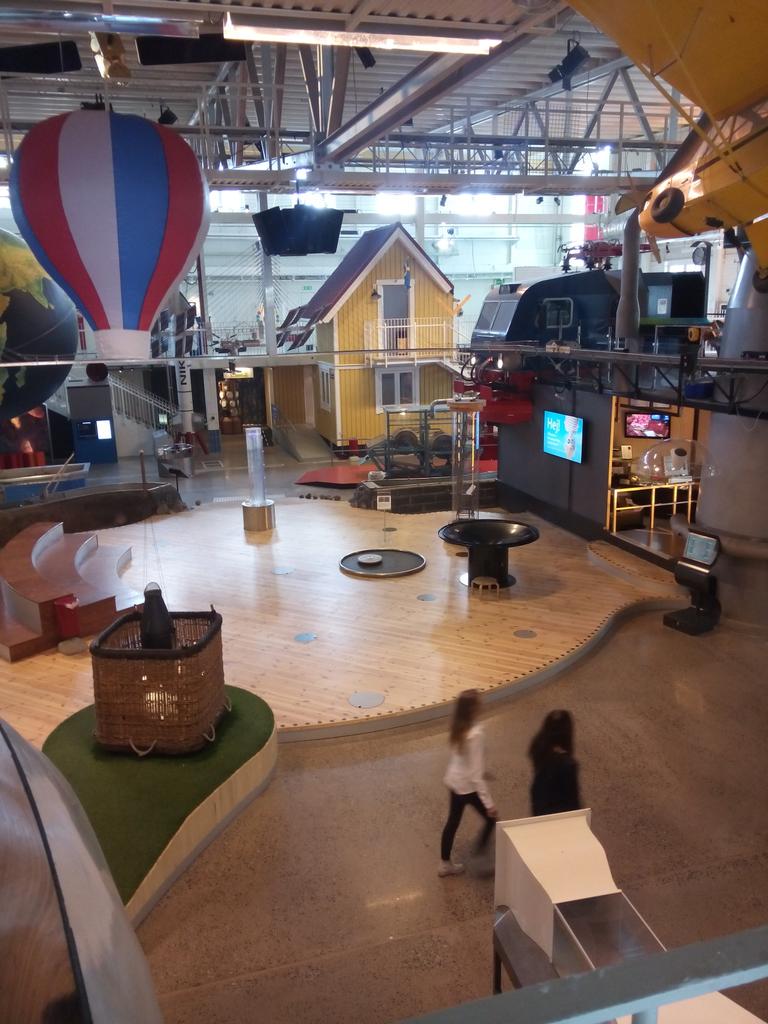 knordekvist's tweet photo. På #teknikenshus i #luleå med #montessoriluleå #teknik i stort och smått med @JensLinjen77 #därlärareblirbarnpånytt http://t.co/EpxzdO8AP6