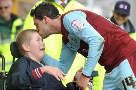 Ings_Fanpage's tweet photo. Just can't forget this, Danny giveaway his thing to Joseph skinner back at promotion days #TeamIngs http://t.co/m0XKRGaevj