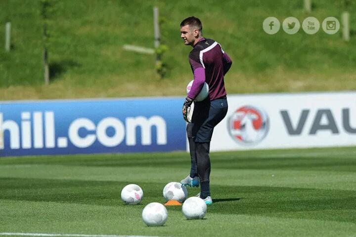 Ings_Fanpage's tweet photo. Senang ngeliat Tom Heaton make England Top, Deserved! #Burnley http://t.co/bBcmXQAhJl