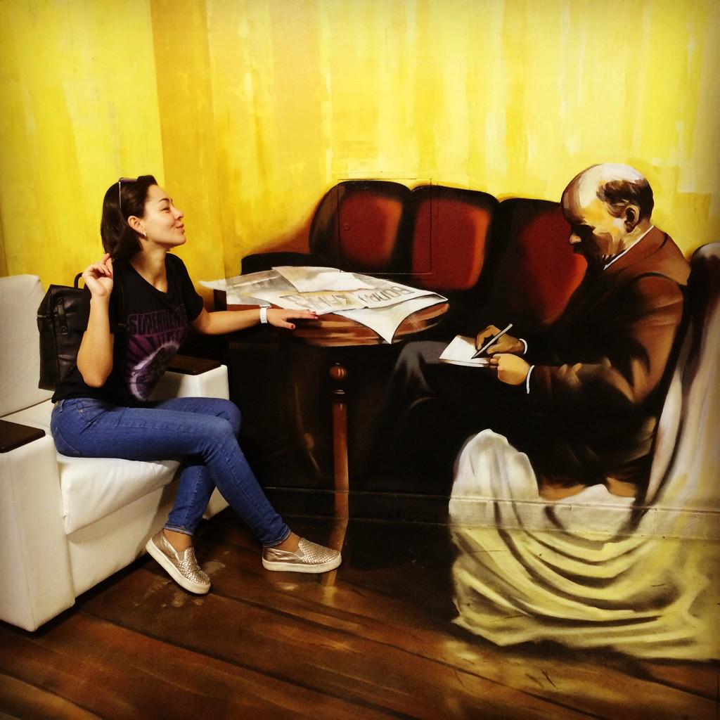 Потусила в Музее Иллюзий☺️ Думала, сижу напротив Фрейда.. Отошла, присмотрелась..Оказалось, кокетничала с Лениным..))