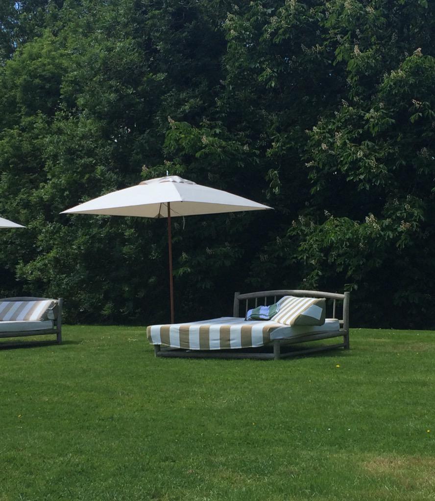 iamactivbod's tweet photo. Today we have moved our office to the great outdoors. Open spaces, clear minds - it must be blog writing time http://t.co/3bzgFogUSY