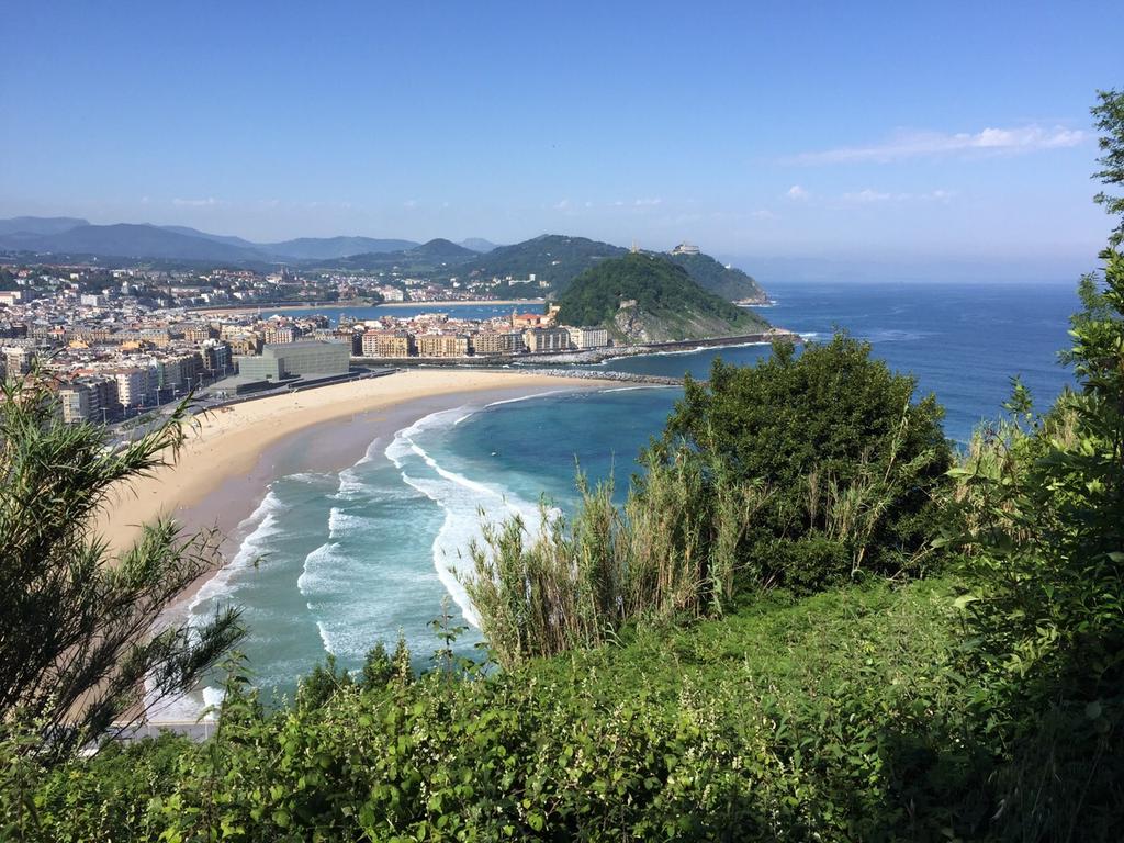 FollowMeVIP_SS's tweet photo. Fantastic weather in #SanSebastian for #swimming , #Surfing #biking #biking  #eating .... http://t.co/FogaMMg8Ha