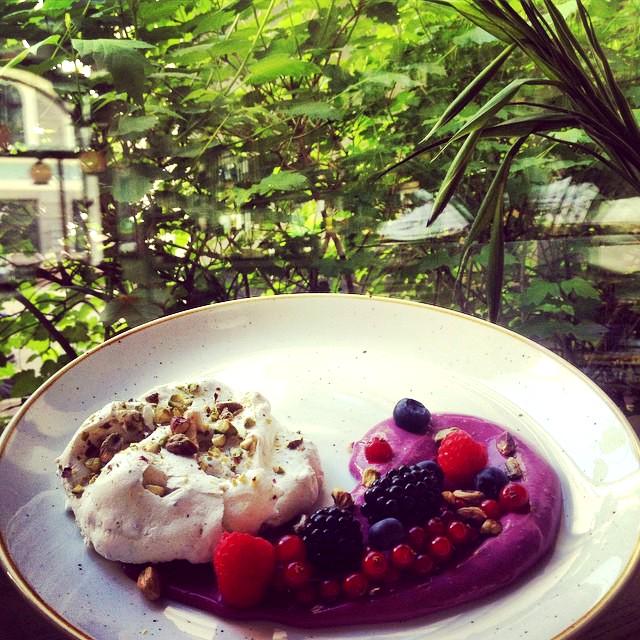 Restorans_Zoste's tweet photo. ZOSTES gardumu klāstu papildina jaunie vasaras desertu kartes gardumi! #pavlova #summerberries #upeņumuss http://t.co/MjPcYfuscn