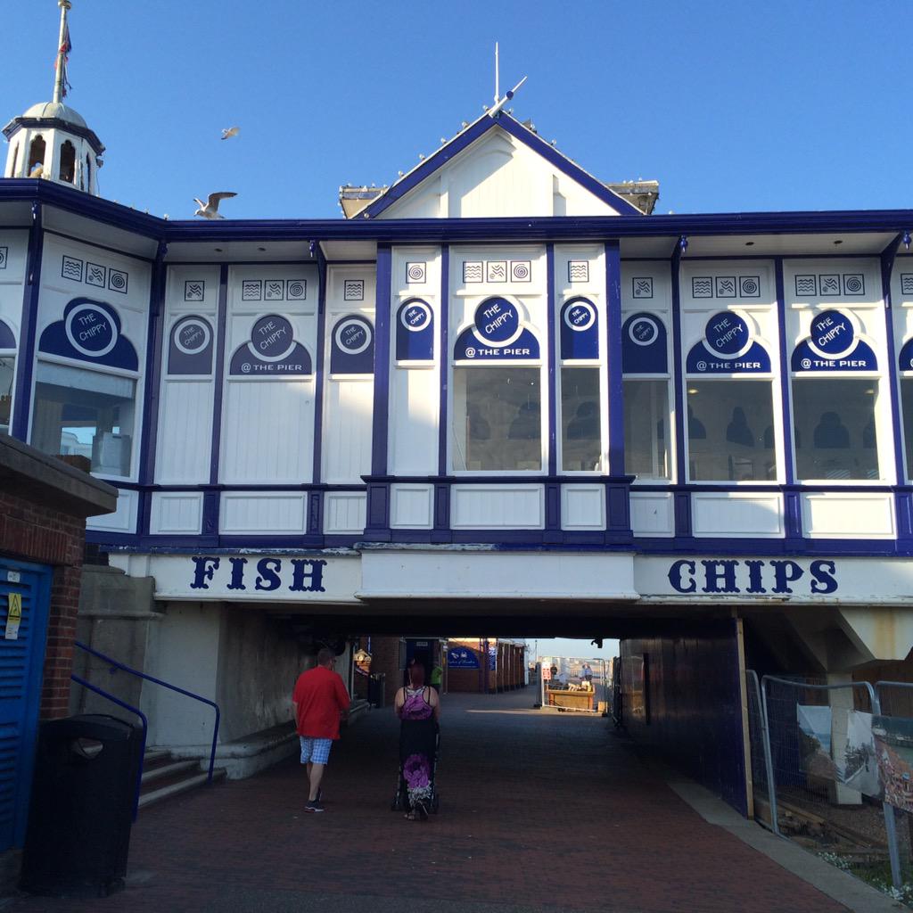 VisitEastbourne's tweet image. Come &amp;amp; enjoy Fish&amp;amp;Chips in stunning coastal surroundings! @VisitEngland #Fryday #NationalFishandChipDay #localtips