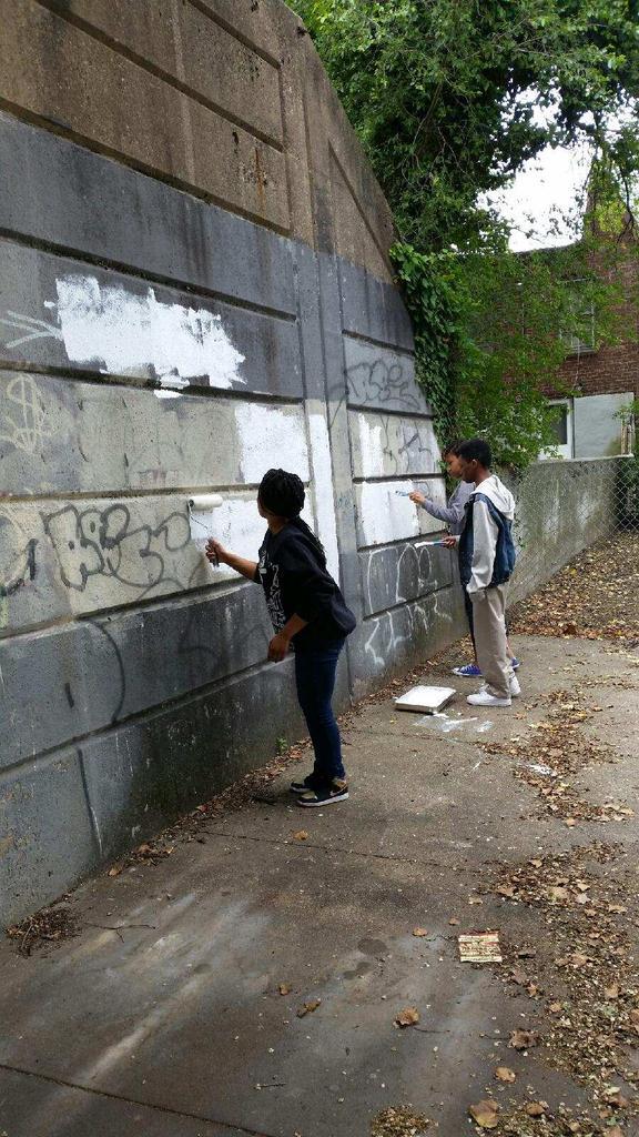 NYPD113Pct's tweet photo. Graffiti clean up yest with PO.Jordan, PO.Allen &amp; our Explorers.Thanks 2u all! #CommTeamWork #SchoolUnit&amp;kids http://t.co/baoamQrh9e