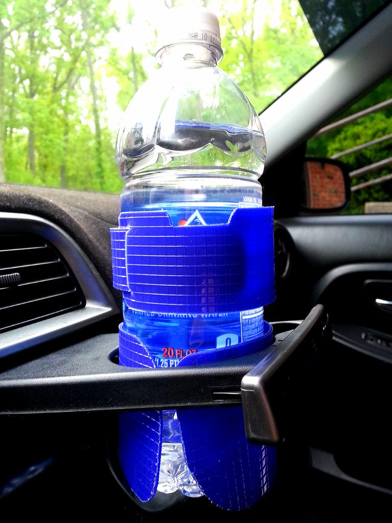 Snug_Cup's tweet image. The Snug Cup is good for bottles too! #snugcup #usefulinventions #savethedrinks #spiriteddrivers