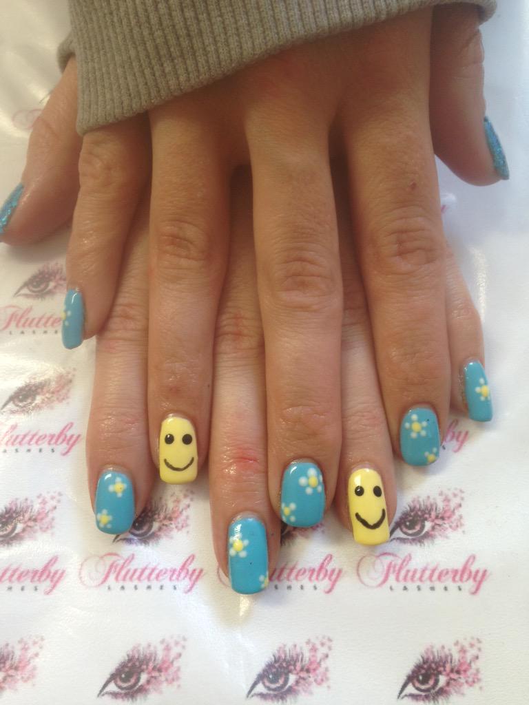 FlutLash's tweet photo. Festival Nails 😊🌼 http://t.co/sYOndXuY1l