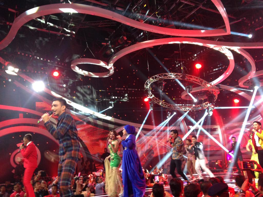 Indosiar's tweet photo. Masih ingin lihat kolaborasi penampilan D'Academy 1 dan #DAcademy2? Nonton lagi yuk siang ini pkl 12.00 WIB

http://t.co/R5uuevc9Lm